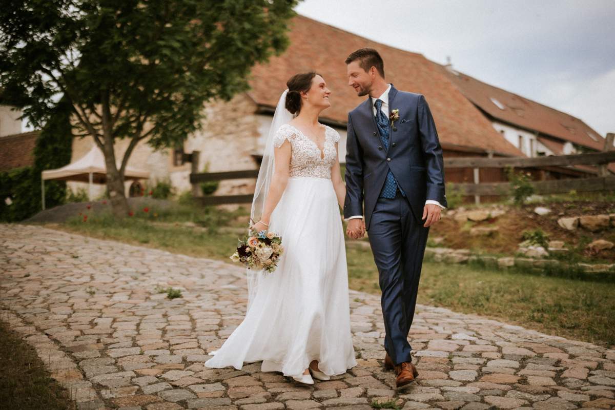 Hochzeitsfotograf_Rittergut-Possitz_Hochzeitsfotos Brautpaar spaziert