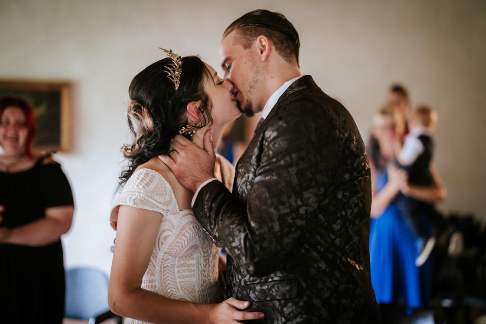 Hochzeitskuss im Standesamt