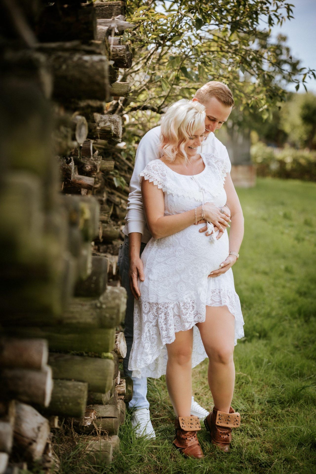 Babybauch-Fotograf-Saalfeld Die werdende Mama und der Papa schauen lächelnd auf den Babybauch